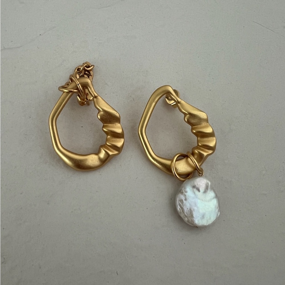 Vintage Gold irregular earrings with pearl